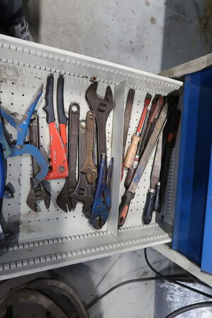 Arbejdsbord med skruestik samt div. Værktøj