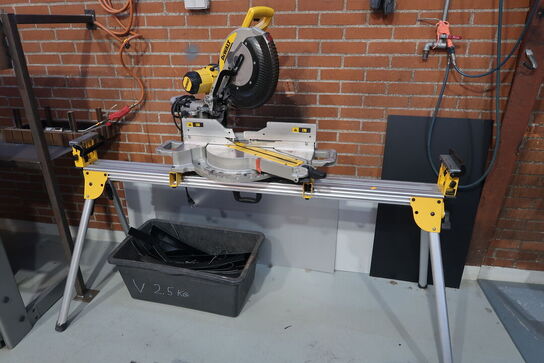 Kap-/geringssav DEWALT DWS780-QS med arbejdsbord