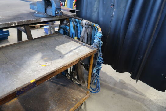 Opbevaringsvogn med indhold