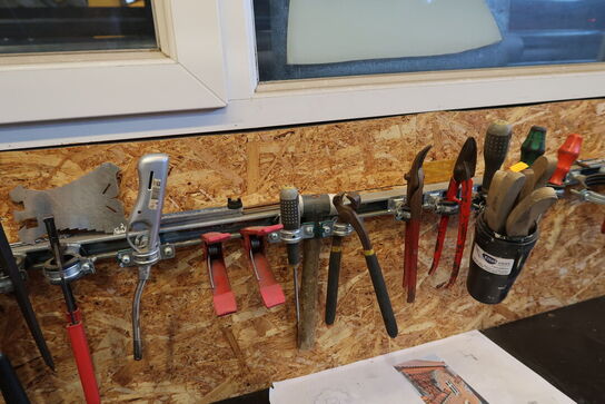 Arbejdsbord med div. Specialværktøj m.m.