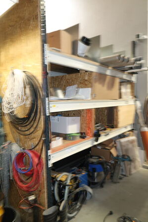 Pallereol med div. Varelager og reservedele