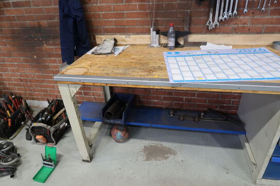 Arbejdsbord med div. Værktøj m.m.
