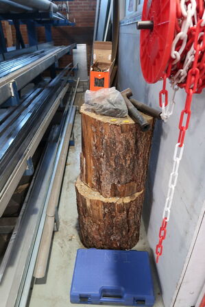 2 stk. træstubbe m.m.