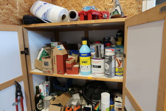 Skab med div. Plejemidler og værktøj m.m.