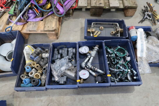 Div. Plastikkasser med værktøj og varelager