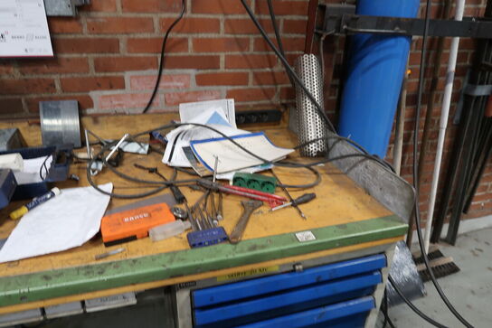 Arbejdsbord med skruestik samt div. Værktøj