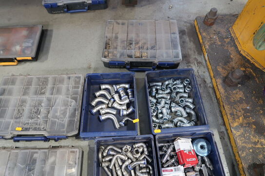 Div. Plastikkasser med varelager og reservedele