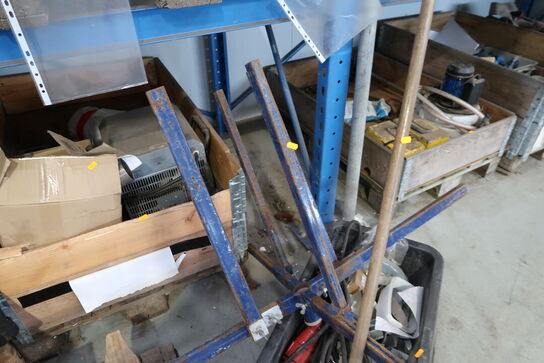 Stativ samt kasse med indhold