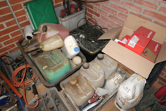 Div. Dunke med indhold samt div. Forlængerledninger