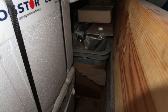 Palle med div. Reservedele og varelager