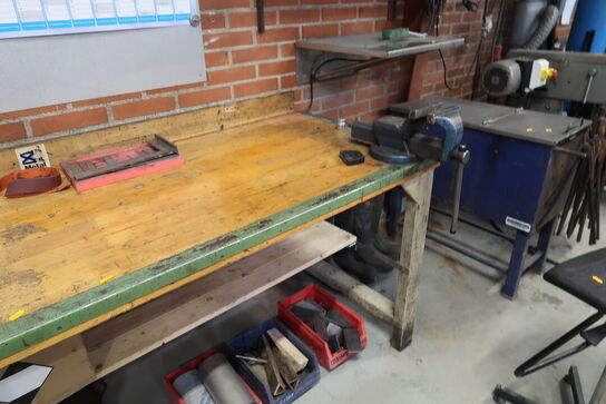 Arbejdsbord med skruestik samt div. Værktøj