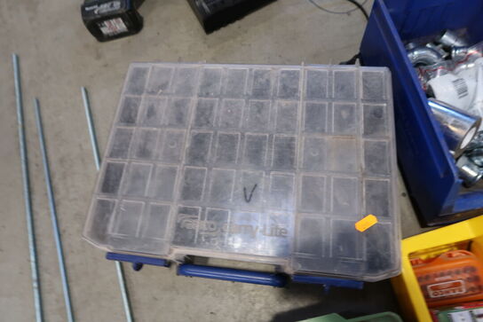 Div. Kasser med reservedele og varelager