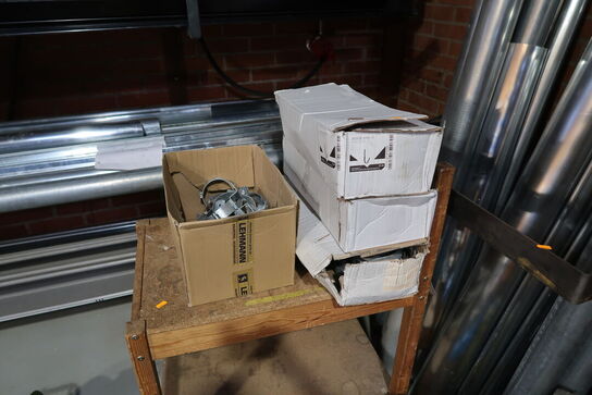 Div. varelager samt vogn med indhold