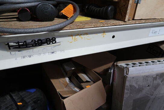 Pallereol med div. Varelager og reservedele