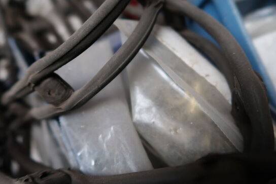 Palle med div. Reservedele og varelager