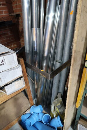 Div. varelager samt vogn med indhold