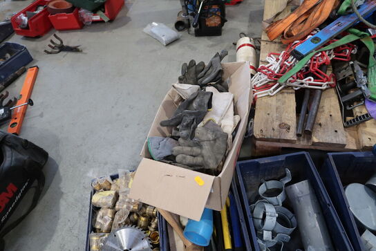 Div. Plastikkasser med værktøj og varelager