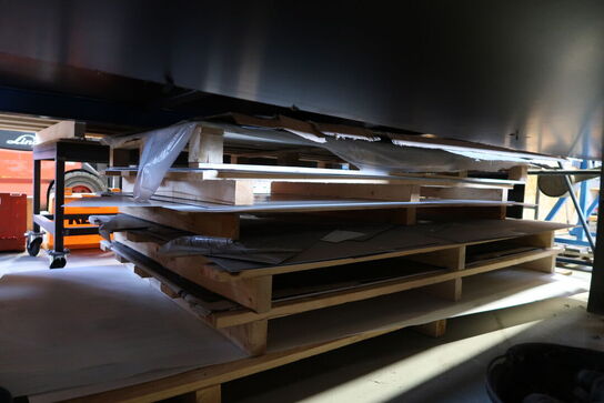 Div. Jernplader m.m. på reol