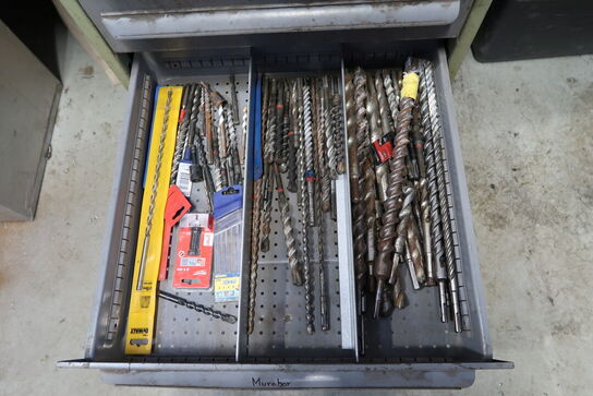 Arbejdsbord med 2 stk. stålskabe med div. Bor m.m.