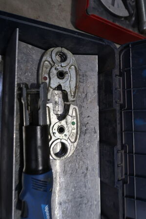 Akku presseværktøj UPONOR Mini 32 med div. Tilbehør