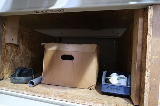 Pallereol med div. Varelager og reservedele