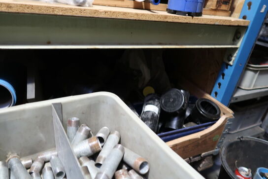 Pallereol med div. Varelager og reservedele