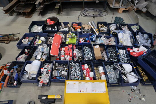 Div. Plastikkasser med varelager og reservedele