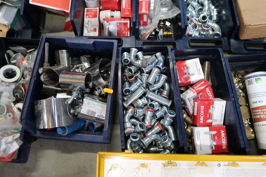 Div. Plastikkasser med varelager og reservedele