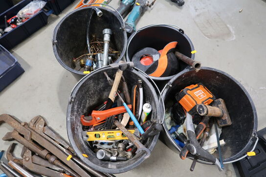 4 stk. spande med div. Værktøj m.m.