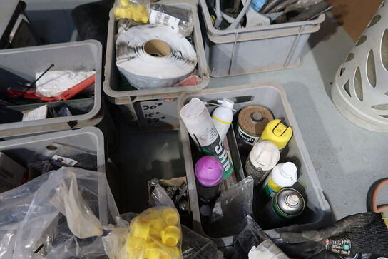 Div. Plastikkasser med varelager og reservedele
