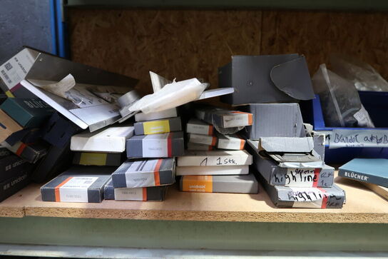 Pallereol med div. Varelager og reservedele