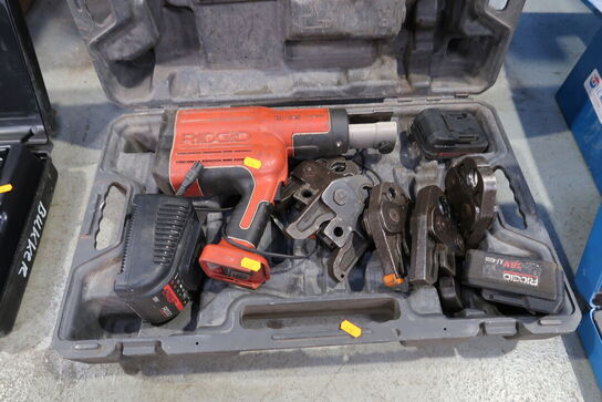 Akku presseværktøj RIDGID RP 330 med 2 stk. batteri og lader samt div. Tilbehør