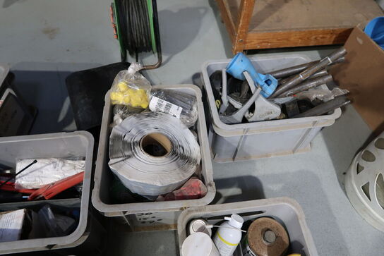 Div. Plastikkasser med varelager og reservedele