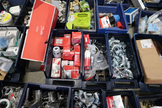 Div. Plastikkasser med varelager og reservedele