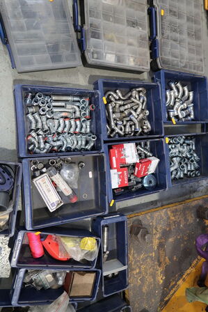 Div. Plastikkasser med varelager og reservedele