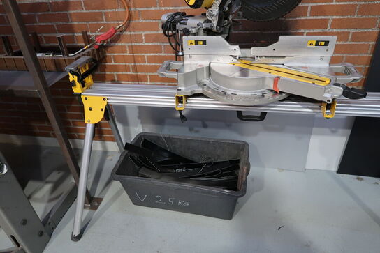 Kap-/geringssav DEWALT DWS780-QS med arbejdsbord