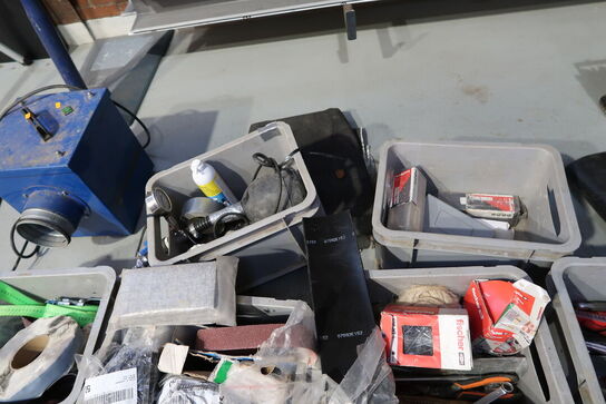 Div. Plastikkasser med varelager og reservedele