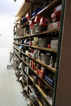 4 fag lagerreoler med div. Varelager og reservedele