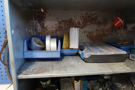 Stålskab med div. Værktøj, plejemidler m.m.