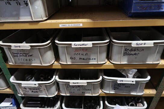 4 fag lagerreoler med div. Varelager og reservedele