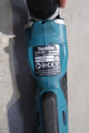 2 stk. akku håndværktøj MAKITA DTW700, DDA351 med 3 stk. batterier og lader 