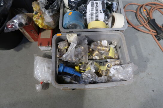 Div. Plastikkasser med varelager og reservedele