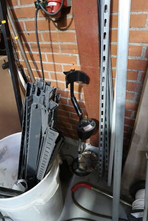 Forlængerledning, gasflaske, stol, div. Varelager m.m.