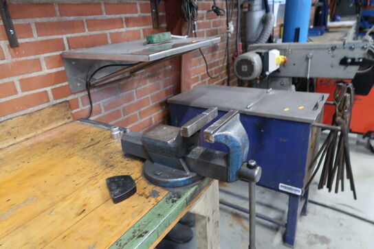 Arbejdsbord med skruestik samt div. Værktøj