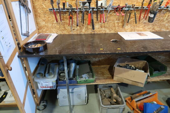Arbejdsbord med div. Specialværktøj m.m.