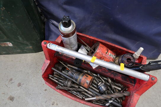 Værktøjstaske med div. Værktøj samt jerrycan