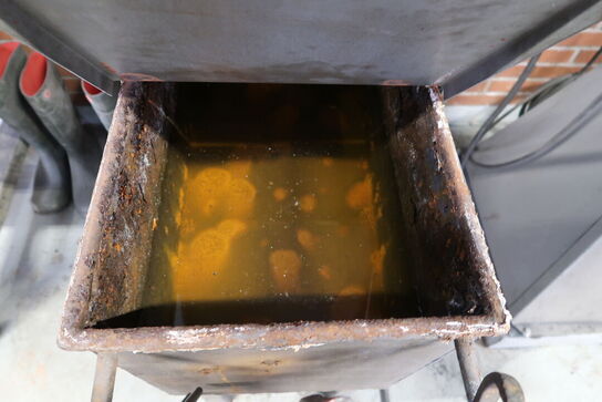 Opbevaringskasse med indhold samt div. Tænger