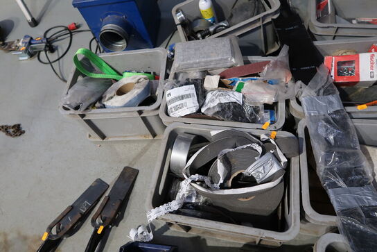 Div. Plastikkasser med varelager og reservedele