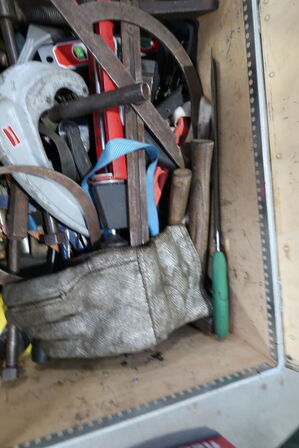 Opbevaringkasse med div. Værktøj m.m.