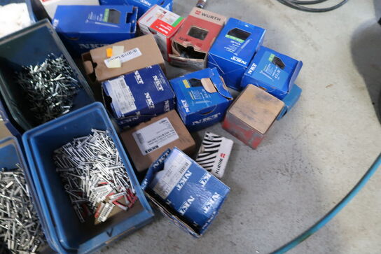 Div. Plastikkasser med varelager og reservedele